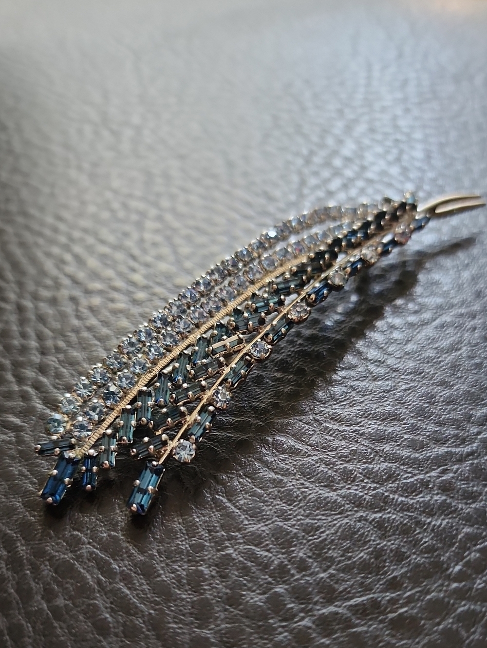 VTG Elegant Blue Crystal Brooch - Women's Jewelry